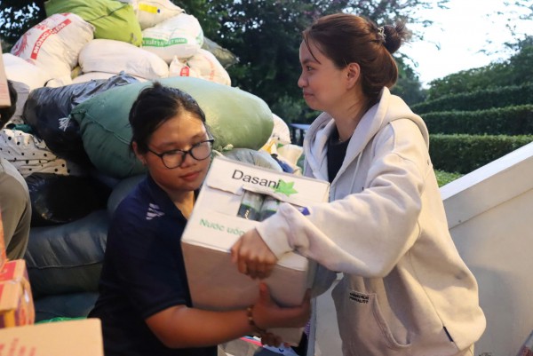 Thâu đêm chuyền tay hàng cứu trợ đến đồng bào vùng lũ miền Trung