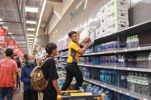 Siêu thị 'cháy hàng' vì người dân TP.HCM đổ xô mua gửi cứu trợ đồng bào miền Trung Siêu thị 'cháy hàng' vì người dân TP.HCM đổ xô mua gửi cứu trợ đồng bào miền Trung