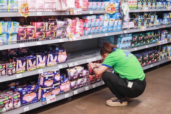 Siêu thị 'cháy hàng' vì người dân TP.HCM đổ xô mua gửi cứu trợ đồng bào miền Trung Siêu thị 'cháy hàng' vì người dân TP.HCM đổ xô mua gửi cứu trợ đồng bào miền Trung