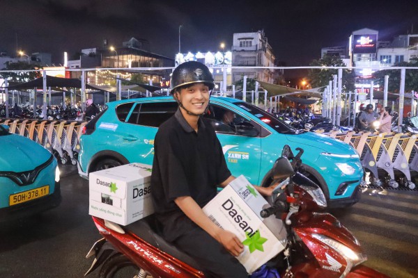 Siêu thị 'cháy hàng' vì người dân TP.HCM đổ xô mua gửi cứu trợ đồng bào miền Trung Siêu thị 'cháy hàng' vì người dân TP.HCM đổ xô mua gửi cứu trợ đồng bào miền Trung