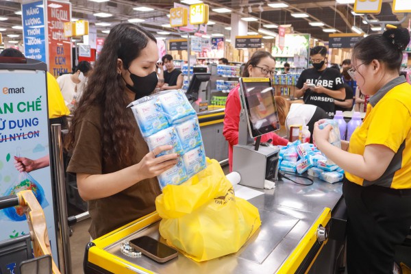 Siêu thị 'cháy hàng' vì người dân TP.HCM đổ xô mua gửi cứu trợ đồng bào miền Trung Siêu thị 'cháy hàng' vì người dân TP.HCM đổ xô mua gửi cứu trợ đồng bào miền Trung