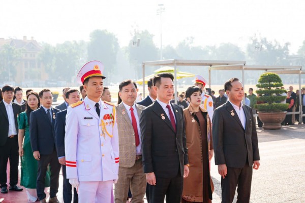 Hội Doanh nhân trẻ Việt Nam báo công dâng Bác, hướng tới nhiệm kỳ mới