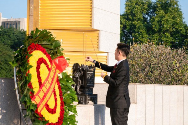 Hội Doanh nhân trẻ Việt Nam báo công dâng Bác, hướng tới nhiệm kỳ mới