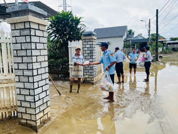 Công ty Yến sào Khánh Hòa chung tay tiếp sức đồng bào vượt qua bão lũ