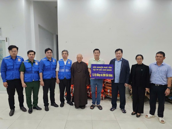 TP.HCM trao 10 tỉ đồng, 500 tấn hàng hóa hỗ trợ Đắk Lắk