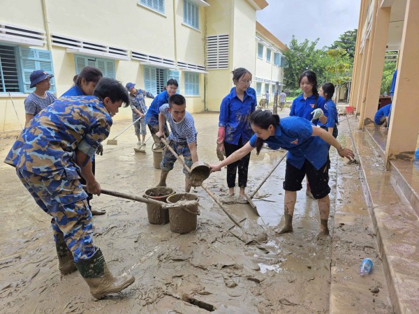 Nỗ lực tái thiết sau lũ lịch sử
