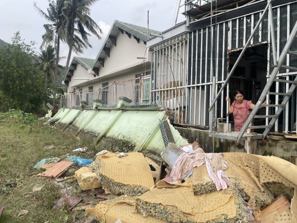 Sau lũ ở Nha Trang: Công trình sụp đổ lộ rõ không có một cây sắt Sau lũ ở Nha Trang: Công trình sụp đổ lộ rõ không có một cây sắt
