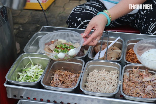 TP.HCM: Gánh bánh canh 0 đồng gây xúc động tại điểm cứu trợ vùng lũ miền Trung