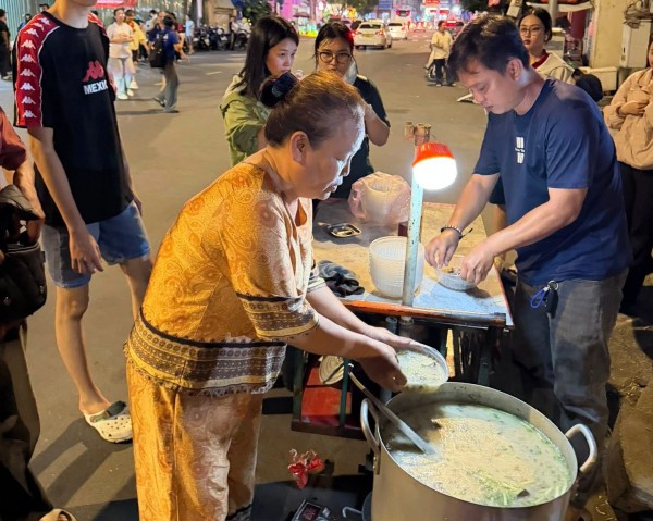 TP.HCM: Gánh bánh canh 0 đồng gây xúc động tại điểm cứu trợ vùng lũ miền Trung