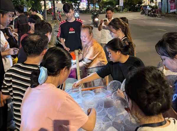 TP.HCM: Gánh bánh canh 0 đồng gây xúc động tại điểm cứu trợ vùng lũ miền Trung