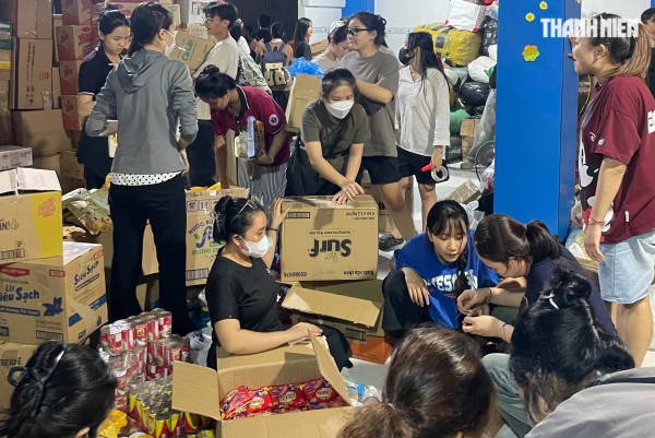 TP.HCM: Gánh bánh canh 0 đồng gây xúc động tại điểm cứu trợ vùng lũ miền Trung