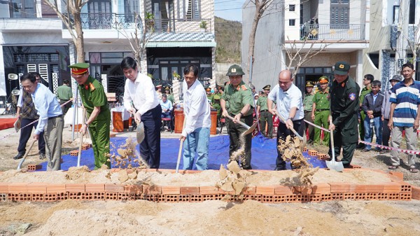 Cùng người dân vùng lũ dựng lại nhà kịp đón tết Cùng người dân vùng lũ dựng lại nhà kịp đón tết