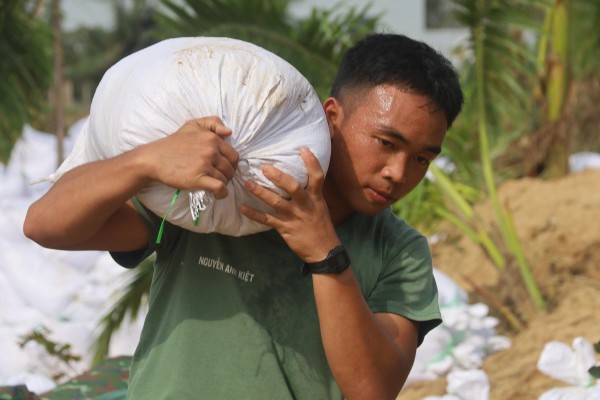 Trước bão số 15: 'Việc khổng lồ chỉ quân đội mới làm nổi'