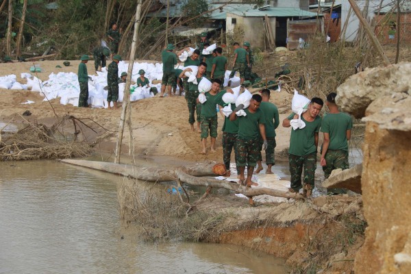 Trước bão số 15: 'Việc khổng lồ chỉ quân đội mới làm nổi'