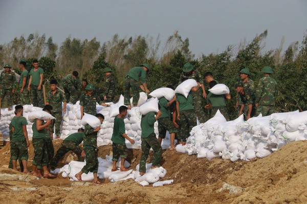 Trước bão số 15: 'Việc khổng lồ chỉ quân đội mới làm nổi'