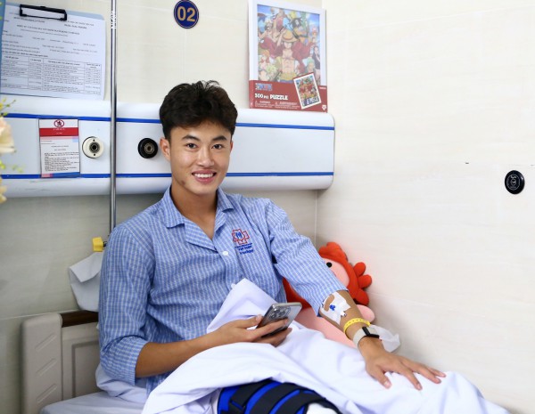 Ngôi sao U.23 Việt Nam Văn Trường phẫu thuật thành công, hẹn ngày trở lại sân cỏ