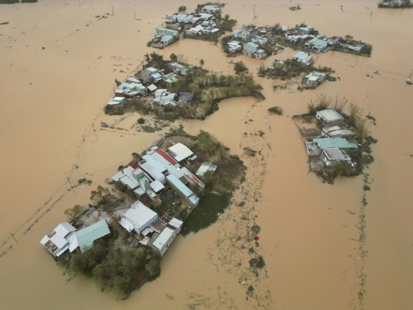 Bão lũ liên tiếp gây thiệt hại 11.600 tỉ, Gia Lai công bố tình huống khẩn cấp Bão lũ liên tiếp gây thiệt hại 11.600 tỉ, Gia Lai công bố tình huống khẩn cấp