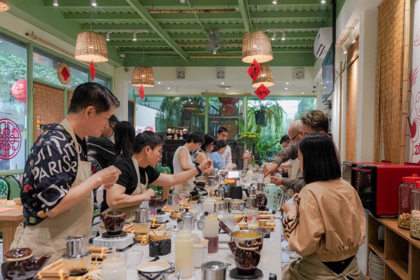 Khách Tây nườm nượp tới TP.HCM học pha cà phê trứng Khách Tây nườm nượp tới TP.HCM học pha cà phê trứng