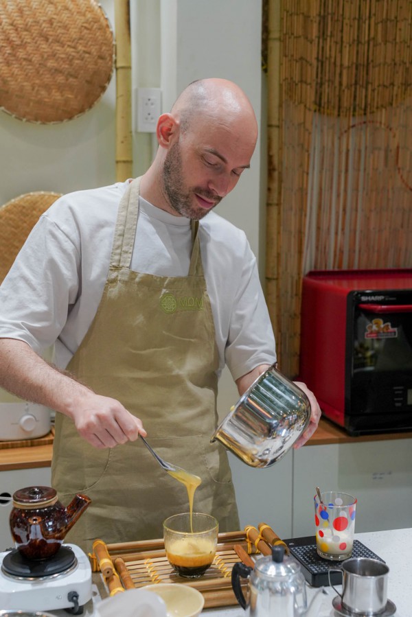 Khách Tây nườm nượp tới TP.HCM học pha cà phê trứng Khách Tây nườm nượp tới TP.HCM học pha cà phê trứng