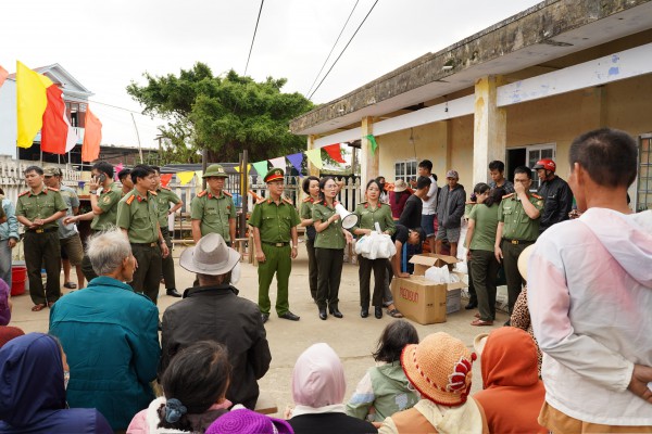 Công an cửa khẩu Tân Sơn Nhất hỗ trợ khắc phục hậu quả sau bão lũ