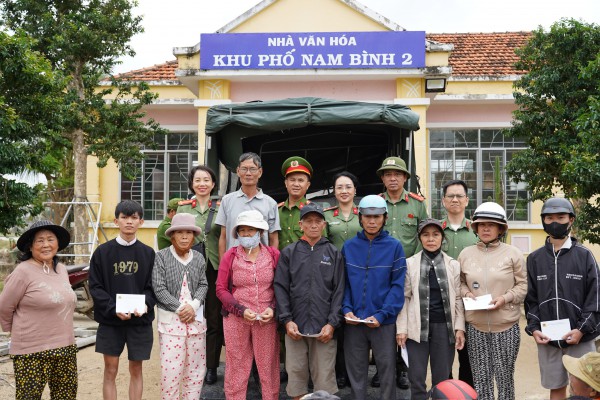 Công an cửa khẩu Tân Sơn Nhất hỗ trợ khắc phục hậu quả sau bão lũ