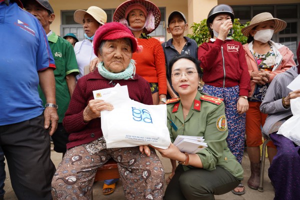 Công an cửa khẩu Tân Sơn Nhất hỗ trợ khắc phục hậu quả sau bão lũ