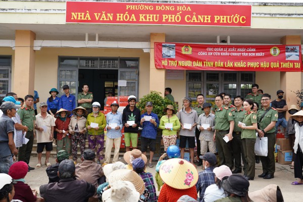 Công an cửa khẩu Tân Sơn Nhất hỗ trợ khắc phục hậu quả sau bão lũ