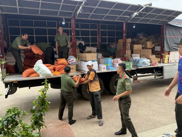 Công an cửa khẩu Tân Sơn Nhất hỗ trợ khắc phục hậu quả sau bão lũ