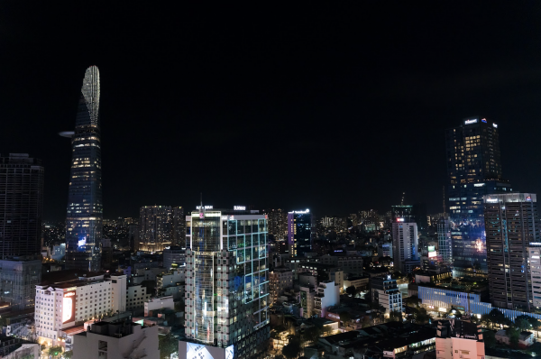 Trời trở lạnh 19 độ, TP.HCM thắp sáng hàng loạt cây thông Noel