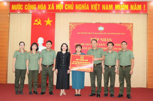 Bộ Công an hỗ trợ Quảng Ngãi 5 tỉ đồng khắc phục hậu quả bão số 13 Bộ Công an hỗ trợ Quảng Ngãi 5 tỉ đồng khắc phục hậu quả bão số 13