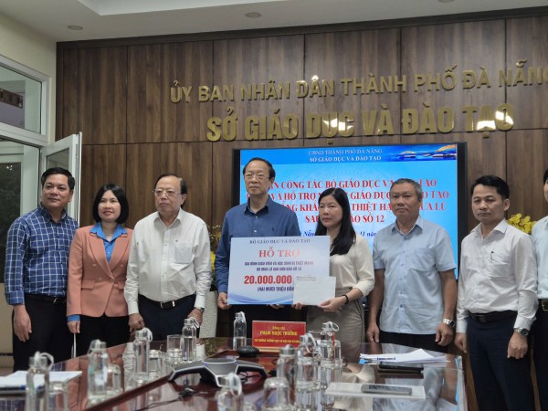 Bộ GD-ĐT hỗ trợ Đà Nẵng khắc phục thiệt hại sau mưa lũ Bộ GD-ĐT hỗ trợ Đà Nẵng khắc phục thiệt hại sau mưa lũ