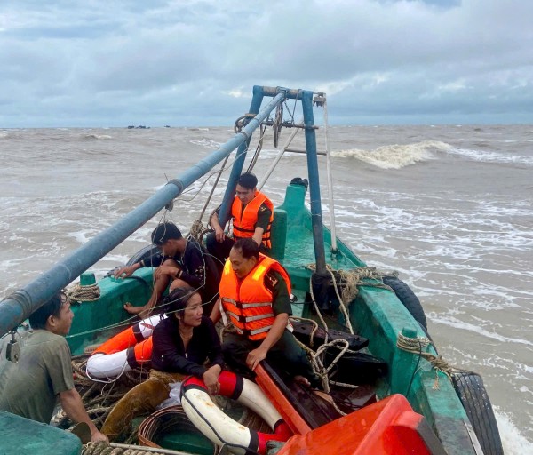 Cà Mau: Cứu kịp thời 2 ngư dân bị chìm tàu