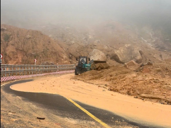 Cận cảnh hiện trường sạt lở đèo Khánh Lê khiến ít nhất 6 người tử vong Cận cảnh hiện trường sạt lở đèo Khánh Lê khiến ít nhất 6 người tử vong