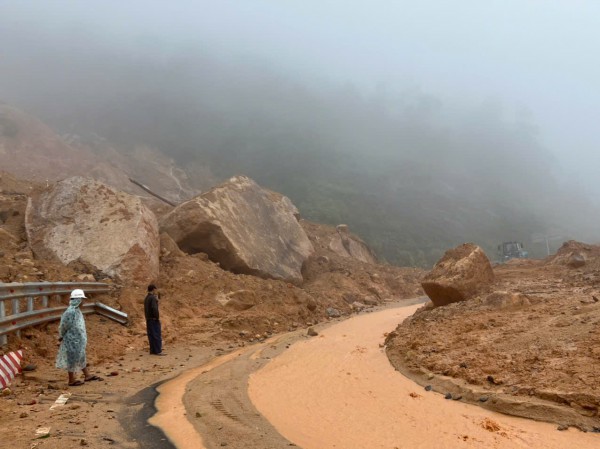 Cận cảnh hiện trường sạt lở đèo Khánh Lê khiến ít nhất 6 người tử vong Cận cảnh hiện trường sạt lở đèo Khánh Lê khiến ít nhất 6 người tử vong