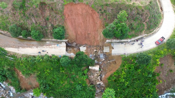 Cận cảnh sạt lở 'cắt đứt' đường ĐH83, gần 4.000 người dân đang bị cô lập Cận cảnh sạt lở 'cắt đứt' đường ĐH83, gần 4.000 người dân đang bị cô lập