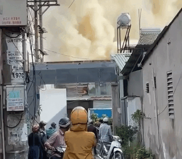 Cháy lớn kho thiết bị máy lạnh ô tô ở TP.HCM