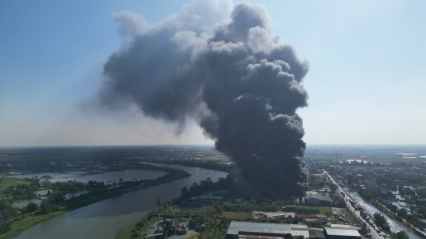 Cháy lớn tại xưởng sản xuất dép nhựa ở Hải Phòng