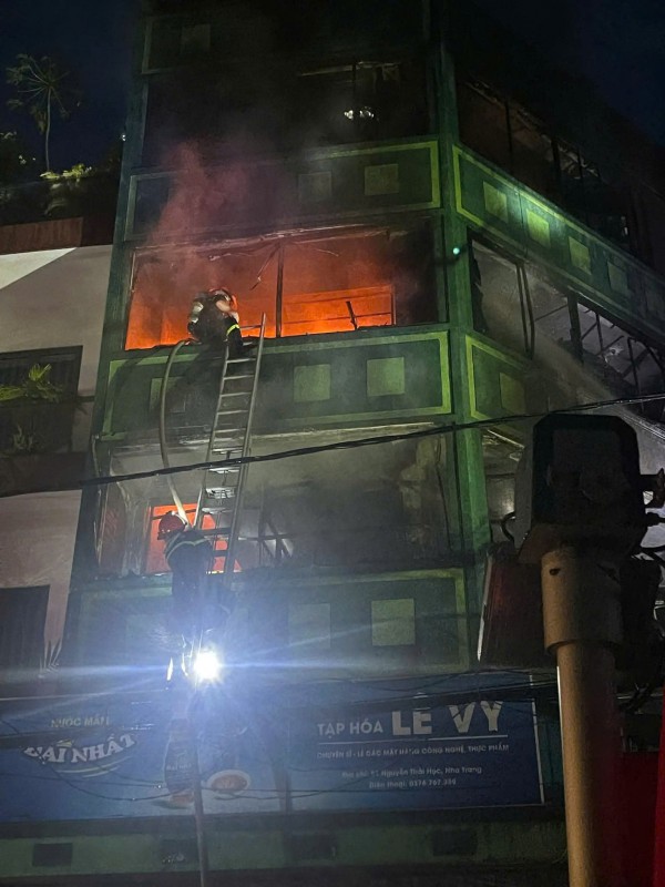 Cháy nhà trọ 4 tầng gần chợ Đầm ở trung tâm Nha Trang Cháy nhà trọ 4 tầng gần chợ Đầm ở trung tâm Nha Trang