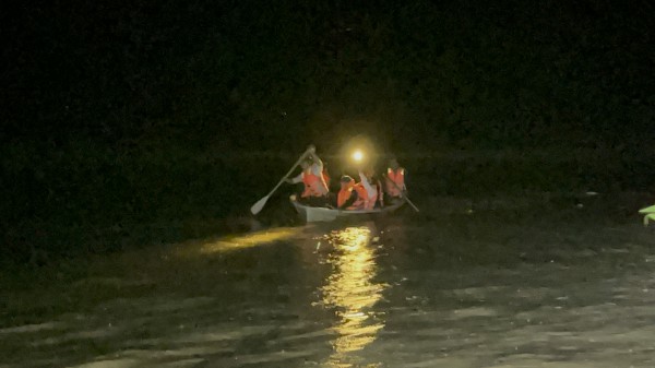 Chủ tịch UBND xã Krông Bông chèo thuyền vượt lũ đưa đoàn kiểm tra về nơi an toàn