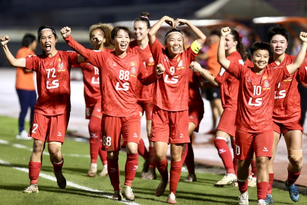 Chủ tịch VFF khen ngợi CLB nữ TP.HCM vì sớm vào tứ kết châu Á, thưởng 300 triệu đồng Chủ tịch VFF khen ngợi CLB nữ TP.HCM vì sớm vào tứ kết châu Á, thưởng 300 triệu đồng