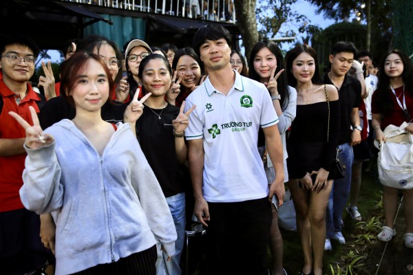 Công Phượng, Xuân Trường và Minh Vương lan tỏa cảm xúc mạnh mẽ ở giải sinh viên UEH Công Phượng, Xuân Trường và Minh Vương lan tỏa cảm xúc mạnh mẽ ở giải sinh viên UEH