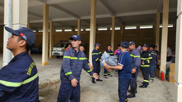 Công an TP.HCM hỗ trợ khoảng 70 tấn hàng cứu trợ bà con bị ngập lụt