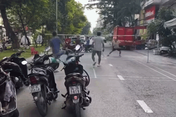 Công an TP.HCM mời làm việc nhóm người giăng lưới đánh cầu lông giữa đường