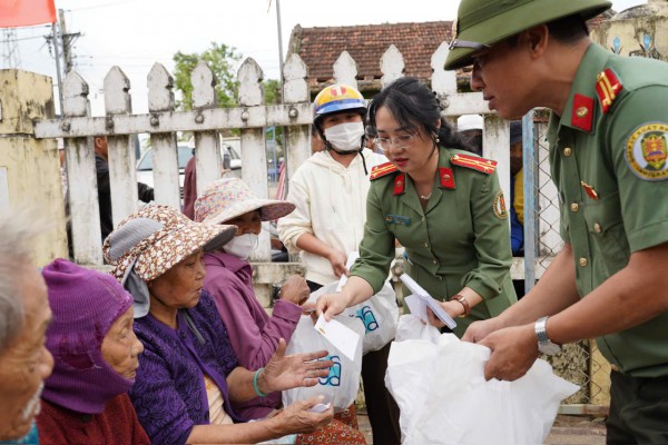 Công an cửa khẩu Tân Sơn Nhất hỗ trợ khắc phục hậu quả sau bão lũ
