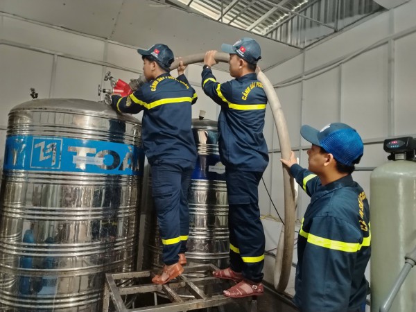 Công an tiếp nước sạch cho bệnh viện trong vùng lũ