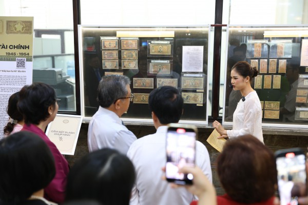 Cuối tuần thong thả đi xem triển lãm đồng tiền Việt Nam tại Ngân hàng Nhà nước