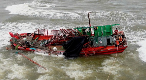 Cứu 8 thuyền viên bị chìm tàu trên biển ở Quảng Trị Cứu 8 thuyền viên bị chìm tàu trên biển ở Quảng Trị
