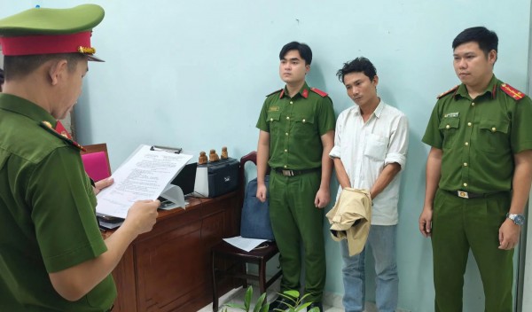 Đà Nẵng: Bắt giữ cựu cán bộ làm giả hồ sơ đất sau 3 năm lẩn trốn Đà Nẵng: Bắt giữ cựu cán bộ làm giả hồ sơ đất sau 3 năm lẩn trốn