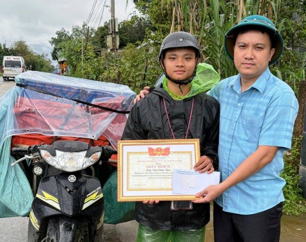 Đà Nẵng: Khen thưởng nam shipper cùng người đàn ông dũng cảm cứu người trong lũ dữ Đà Nẵng: Khen thưởng nam shipper cùng người đàn ông dũng cảm cứu người trong lũ dữ