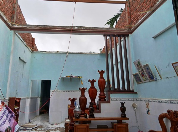 Đà Nẵng: Lốc xoáy làm 50 ngôi nhà tốc mái, 2 người bị thương nặng Đà Nẵng: Lốc xoáy làm 50 ngôi nhà tốc mái, 2 người bị thương nặng